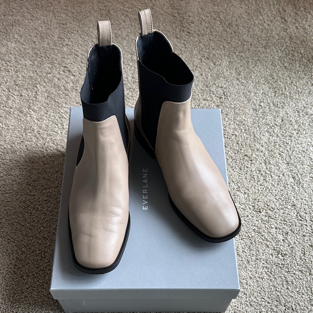 Women’s Everlane Biscuit and Black Leather Chelsea Flat Boots